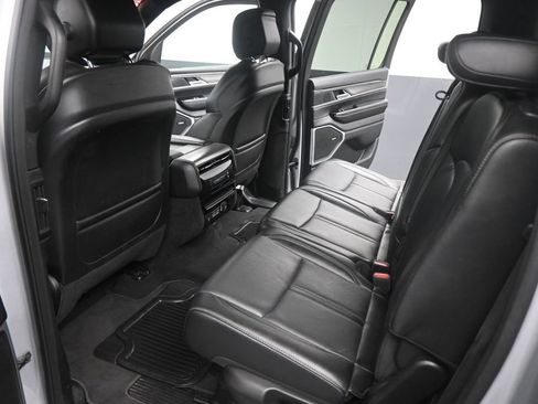 Used 2024 Jeep Wagoneer L Series II w/ Flexible Seating Group AWD/4WD image 16