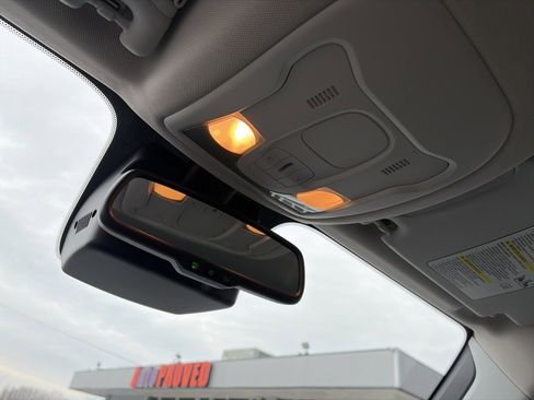 Used 2019 Jeep Renegade Latitude w/ Popular Equipment Group image 32