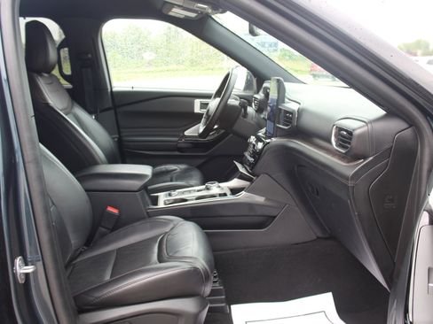 Used 2023 Ford Explorer Platinum w/ Premium Technology Package image 25