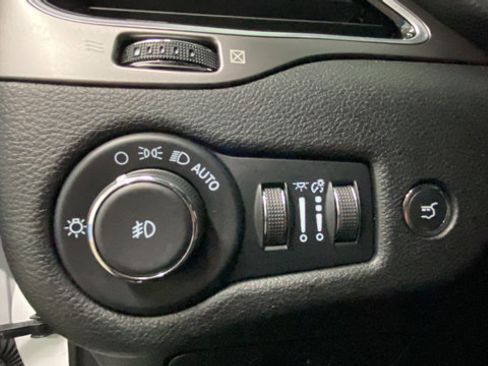 Used 2022 Jeep Cherokee Limited AWD/4WD image 29