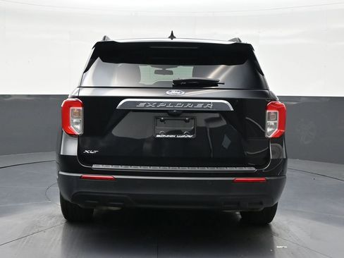 Used 2021 Ford Explorer XLT RWD image 4