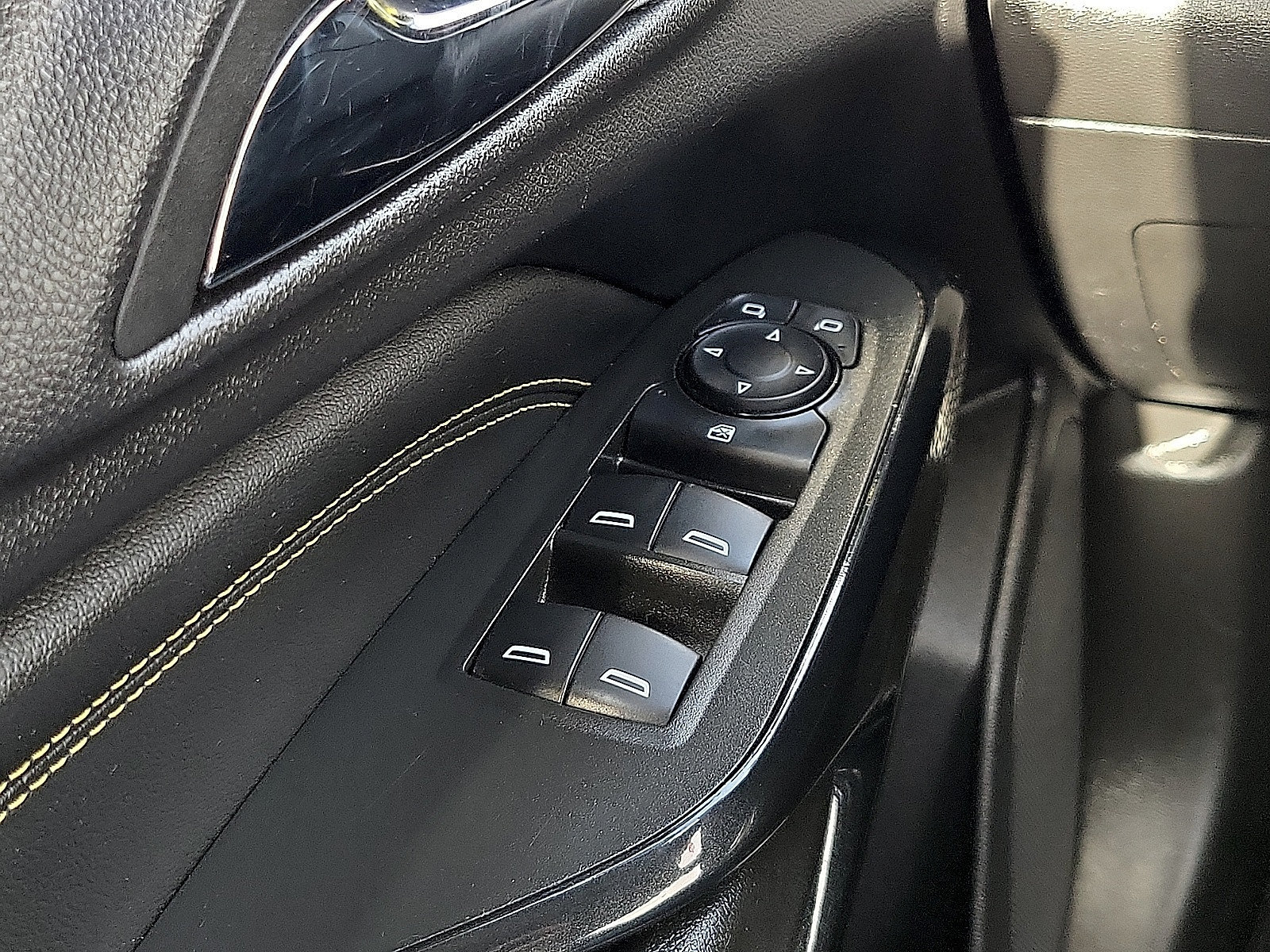 Used 2025 Chevrolet Trax LT FWD image 13