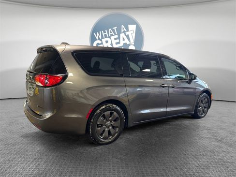Used 2020 Chrysler Pacifica Touring w/ S Appearance Package image 3