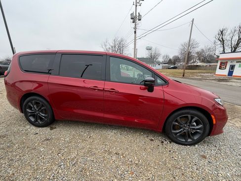 New 2026 Chrysler Pacifica Select image 2