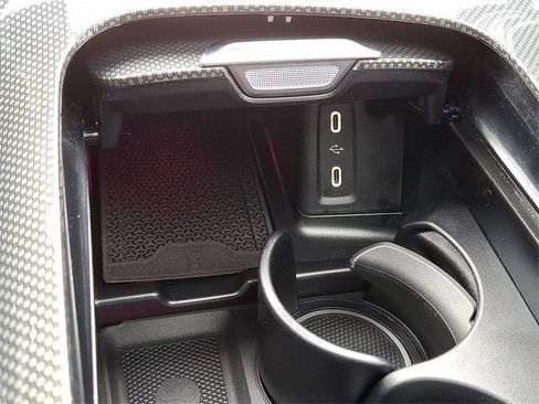 Used 2025 Mercedes-Benz GLC 300 4MATIC image 23