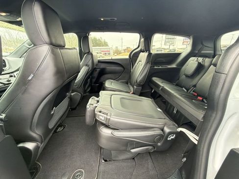 Used 2025 Chrysler Voyager LX image 14