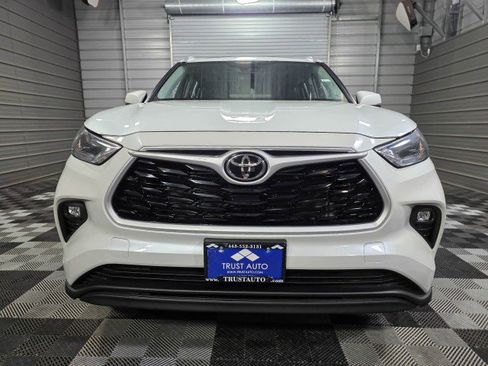 Used 2023 Toyota Highlander XLE image 3