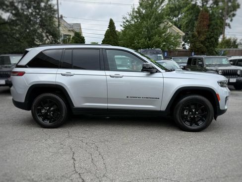 Used 2025 Jeep Grand Cherokee Altitude AWD/4WD image 4