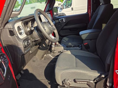 Used 2025 Jeep Wrangler Unlimited Sahara AWD/4WD image 5