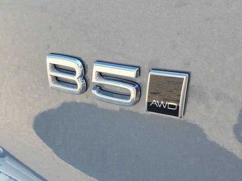 Certified 2023 Volvo XC40 B5 Plus w/ Driver Assist Package AWD/4WD image 8