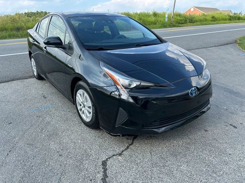 Used 2017 Toyota Prius Four FWD image 2