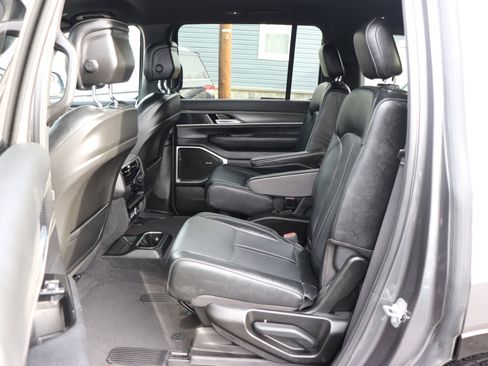 Used 2024 Jeep Wagoneer Series III image 12