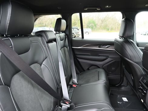 New 2026 Jeep Grand Cherokee Altitude image 20