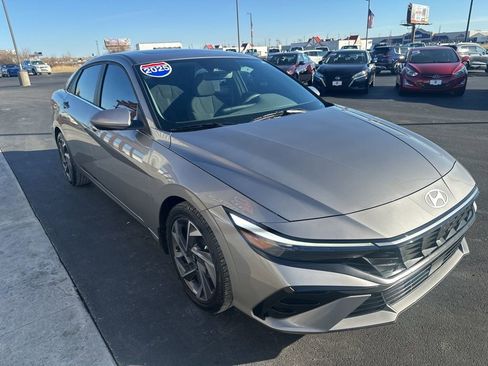 Used 2025 Hyundai Elantra SEL image 4