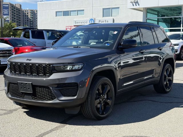 Used 2023 Jeep Grand Cherokee Altitude AWD/4WD image 6