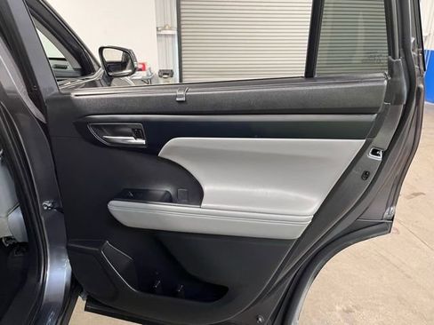 Used 2022 Toyota Highlander XLE image 16