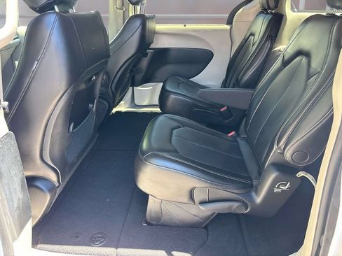 Used 2023 Chrysler Pacifica Touring-L FWD image 10