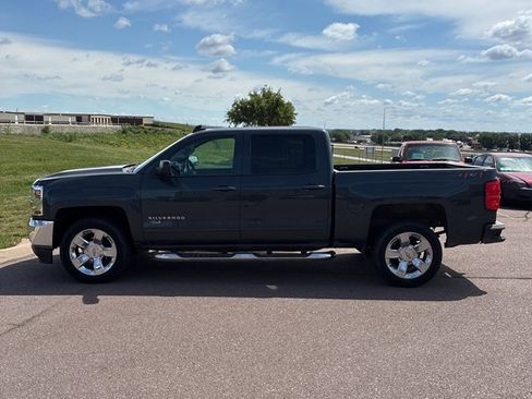Used 2018 Chevrolet Silverado 1500 LT w/ LT Eassist Package AWD/4WD image 2