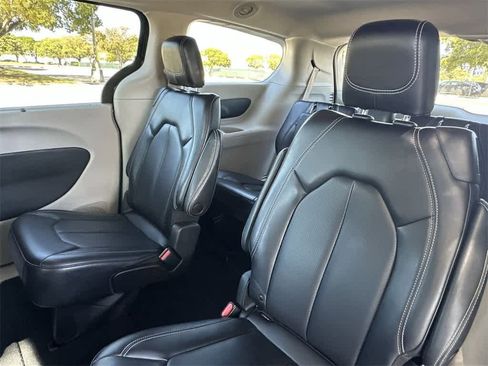 Used 2023 Chrysler Pacifica Touring-L image 22