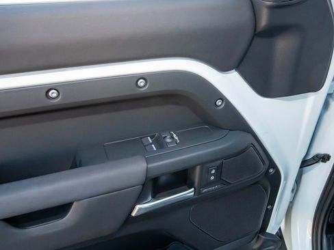 Used 2025 Land Rover Defender 90 S image 35