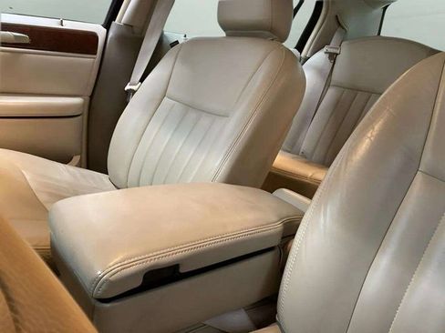 Used 2005 Lincoln Town Car Signature image 45