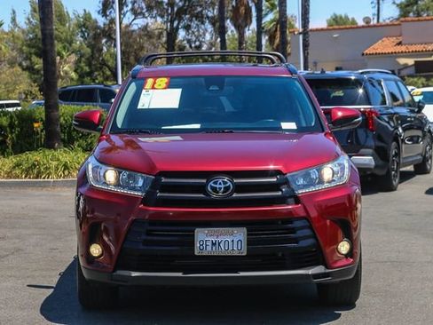 Used 2018 Toyota Highlander SE FWD image 2