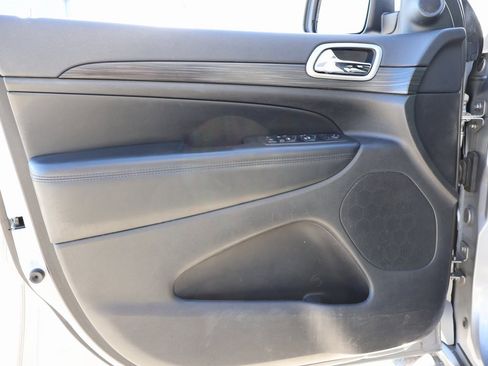 Used 2019 Jeep Grand Cherokee Laredo image 20