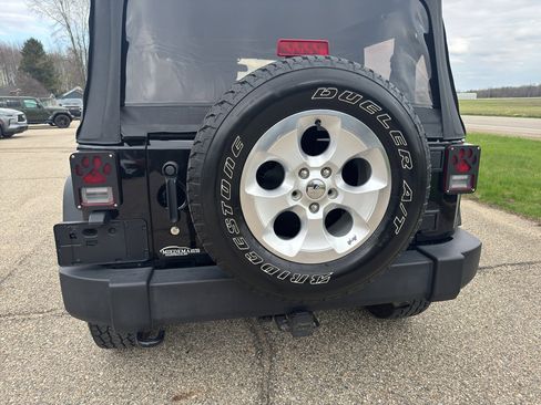 Used 2017 Jeep Wrangler Sport image 9