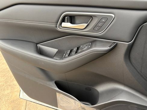 New 2026 Nissan Rogue Platinum image 17