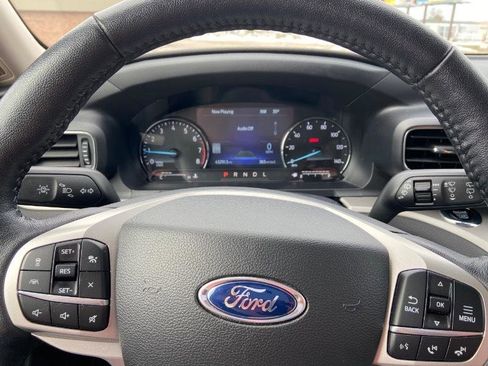 Used 2022 Ford Explorer XLT w/ Equipment Group 202A AWD/4WD image 11