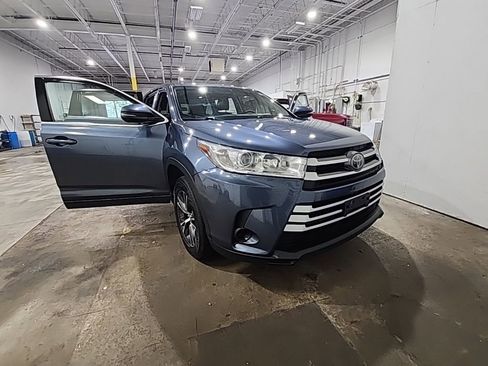 Used 2017 Toyota Highlander LE FWD image 26