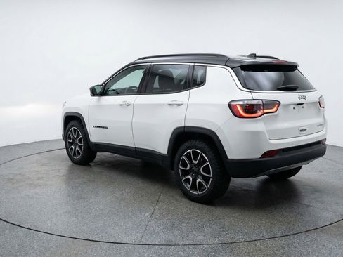 Used 2025 Jeep Compass Trailhawk image 6