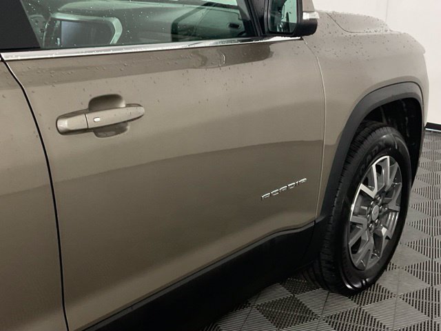 Used 2023 GMC Acadia SLE w/ Driver Convenience Package FWD image 9