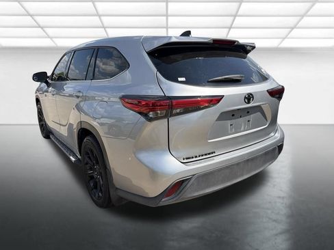 Used 2022 Toyota Highlander L FWD image 4
