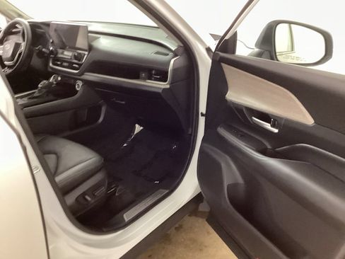 Used 2024 Toyota Grand Highlander AWD image 17