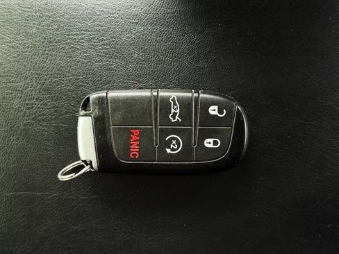 Used 2017 Chrysler 300 C Platinum image 38