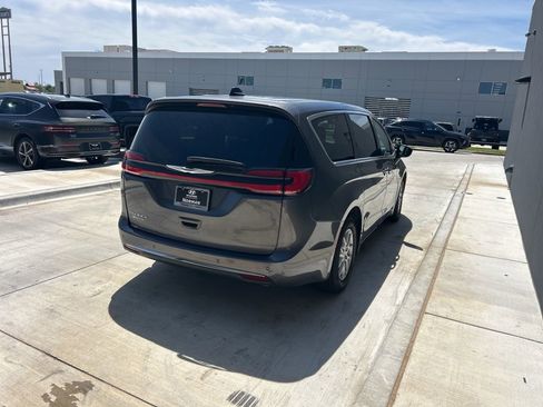 Used 2023 Chrysler Pacifica Touring-L FWD image 4
