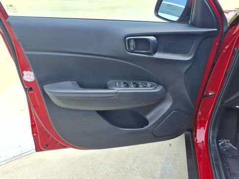 Used 2025 Hyundai Venue Limited FWD image 13