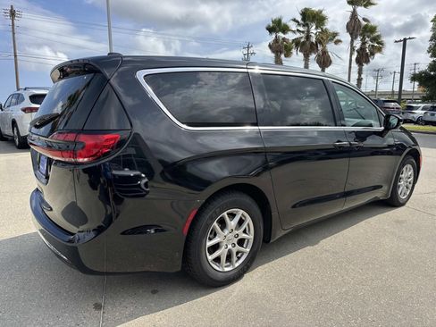 Used 2024 Chrysler Pacifica Touring-L FWD image 5