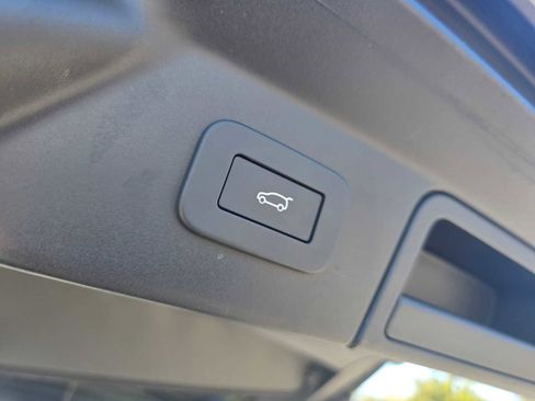 Certified 2025 Land Rover Range Rover Velar Dynamic SE image 18