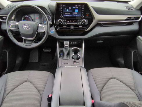 Used 2022 Toyota Highlander LE AWD/4WD image 15