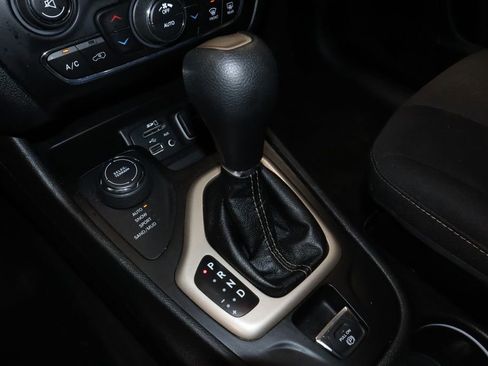 Used 2017 Jeep Cherokee Latitude w/ Comfort/Convenience Group AWD/4WD image 32