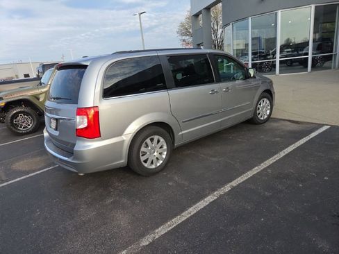 Used 2015 Chrysler Town & Country Touring w/ Driver Convenience Group FWD image 4