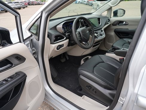 Used 2024 Chrysler Pacifica Touring-L FWD image 15