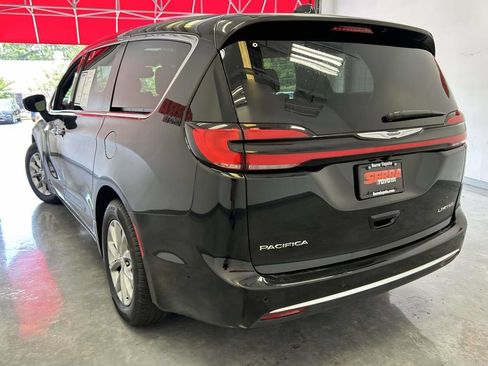 Used 2026 Chrysler Pacifica Limited FWD image 5
