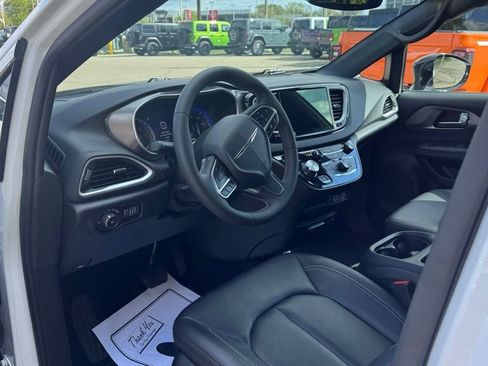 Used 2025 Chrysler Pacifica Select FWD image 9