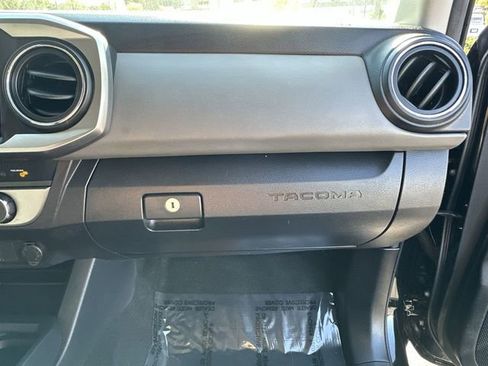 Used 2022 Toyota Tacoma SR5 AWD/4WD image 25