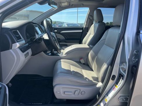 Used 2019 Toyota Highlander XLE AWD/4WD image 17