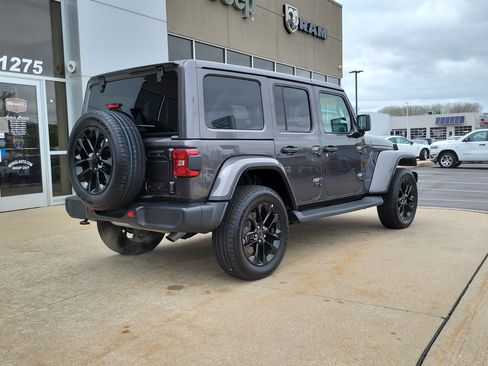 Used 2025 Jeep Wrangler Unlimited Sahara AWD/4WD image 4