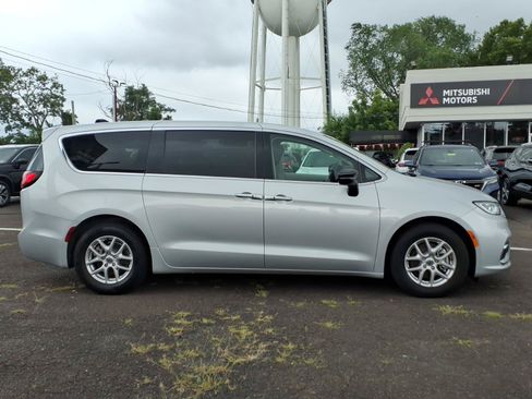 Used 2024 Chrysler Pacifica Touring-L FWD image 2